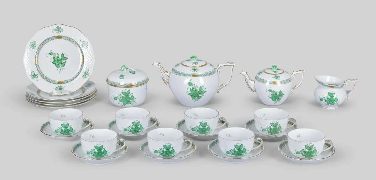 茶具部件，Herend，Apponyi 绿色，包括：八只杯子配茶碟、五只蛋糕盘、两只不同的壶、奶壶和…
