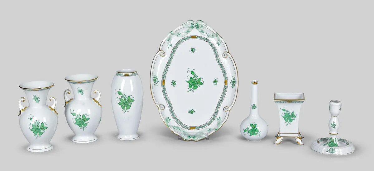 Herend，Apponyi 绿色，包括：托盘，长 = 41 厘米，五个不同花瓶和一个桌面烛台，高 = 15 厘米至 23 厘米 (7) (42239-18)
