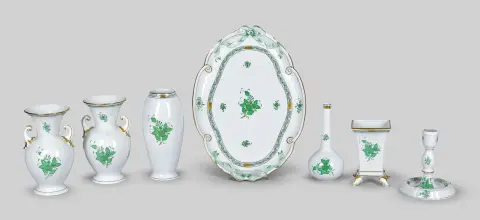 Herend, Apponyi Grøn, som: bakke, L = 41 cm, fem forskellige vaser og en bordstage, H = 15 cm til 23 cm (7) (42239-18)