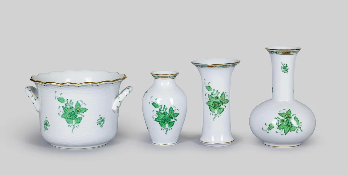 Herend, Appony vert, comme : cache-pot et trois vases, H = 13,5 cm à 19,5 cm
