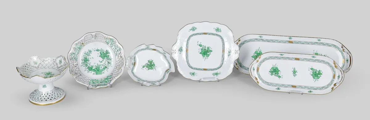 Herend，Apponyi 绿色，包括：餐桌中心摆件和镂空边盘、叶形碗、糕点盘和两个托盘，高 = 14.5 厘米，长 = 20 厘米至 50 厘米