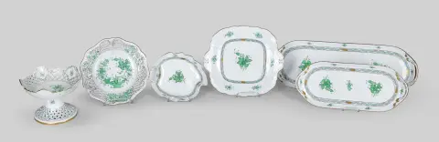 Herend, Apponyi Grøn, som: midterstykke og tallerken med gennembrudt rand, bladskål, bagværkstallerken og to fade, H = 14,5 cm og L = 20 cm til 50 cm