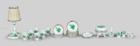 Herend, Apponyi Grøn, som: bordlampe, en flammet; seks æggebægre, seks og tre konfektskåle, bladskål, dåse på tre fødder, miniaturevase, par krydderibøsser og servietring