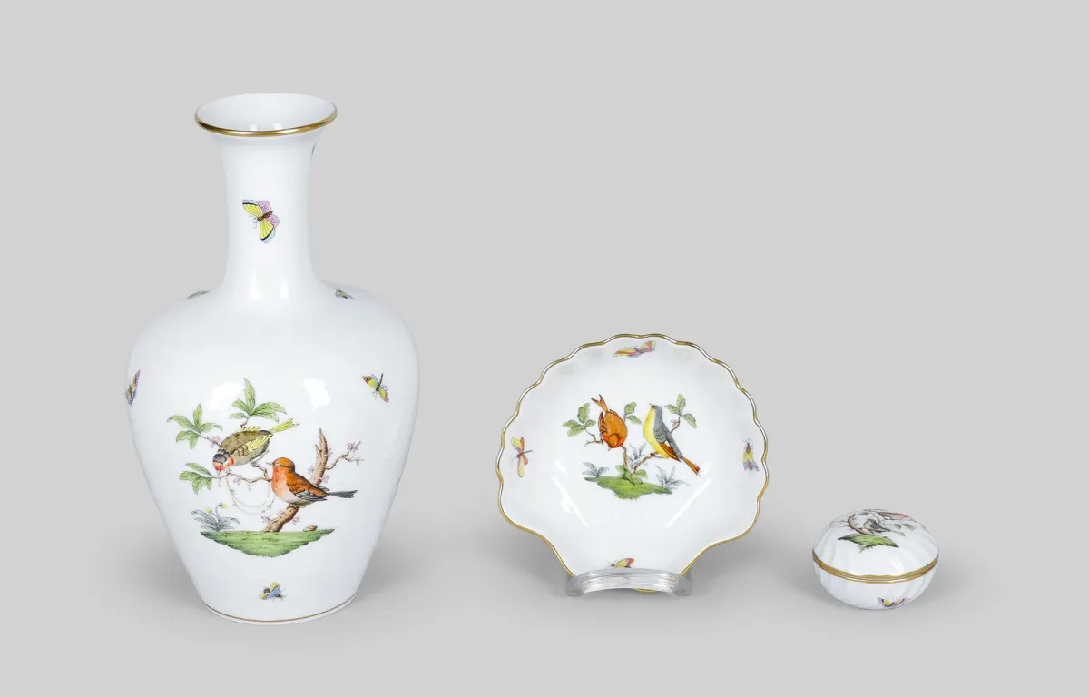 Herend，Rothschild，包括：花瓶，高 = 28 厘米，贝壳盘，长 = 14 厘米和盒，直径 = 7 厘米 (42228-4)