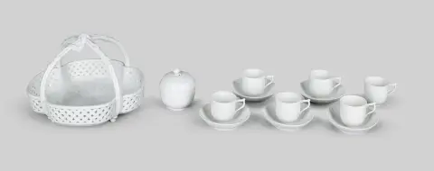طبق سلة، KPM برلين، جدار مخرم، عقدة فوق مقبضين متقاطعين، أبيض، 18 x 26,5 x 26,5 سم، مع ستة فناجين قهوة…