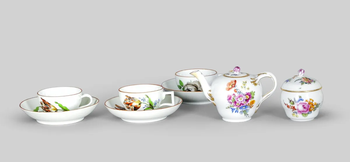 Meissen, Marcolini, vari decori floreali: una e due tazze con piattini (uno con scheggiatura), brocca (manico restaurato)…