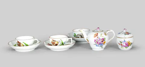 مايسن، ماركوليني، زخارف زهرية متنوعة: فنجان واثنان مع صحون (أحدها به كسر)، إبريق (المقبض مرمم)…