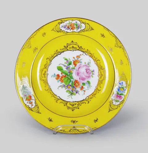 Tallerken, Meissen, 19. årh., reserver med blomsterbuketter på gul fond, diameter = 24,5 cm