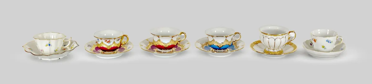 Cinque tazze da caffè moka diverse con piattini, Meissen (una 2ª scelta)