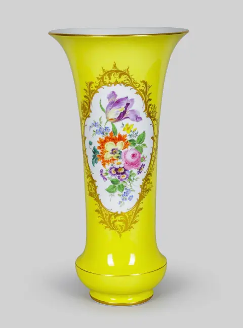 Vase, Meissen (1. periode), guldreserve med blomsterbuket på gul baggrund, H = 43 cm (41884-5)