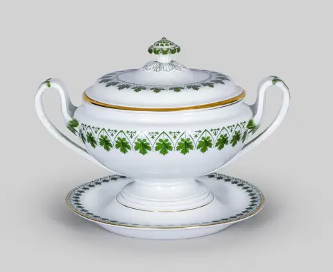 Lågskål med hanke og underfad, Meissen (1. verdenskrig), 19. årh.