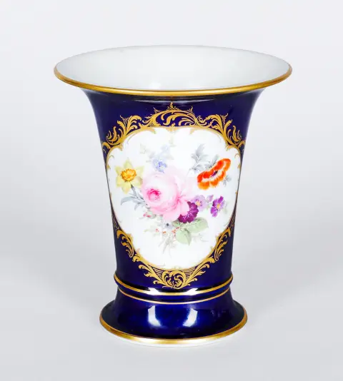 Vase, Meissen (1. sort.), guldreserve med blomsterbuket på koboltblå fond, H = 18,5 cm (42050-3)