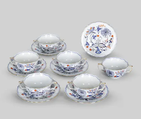 Meissen, Zwiebelmuster, koralfarvet og guldbelægning, 1. sortering: tre suppekopper og to underkopper, 2. sortering: tre suppekopper og fire…