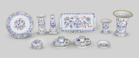 Meissen, løgformet mønster, koralrød og gulddekoration, som: 1. fabrik: skål, D = 20,5 cm; vase på fire fødder, H = 14,5 cm; bordstage, H = 15…