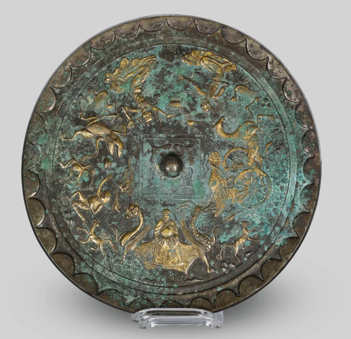 镜,中国,青铜,做旧并部分鎏金,D = 35,5 cm,附壁挂支架