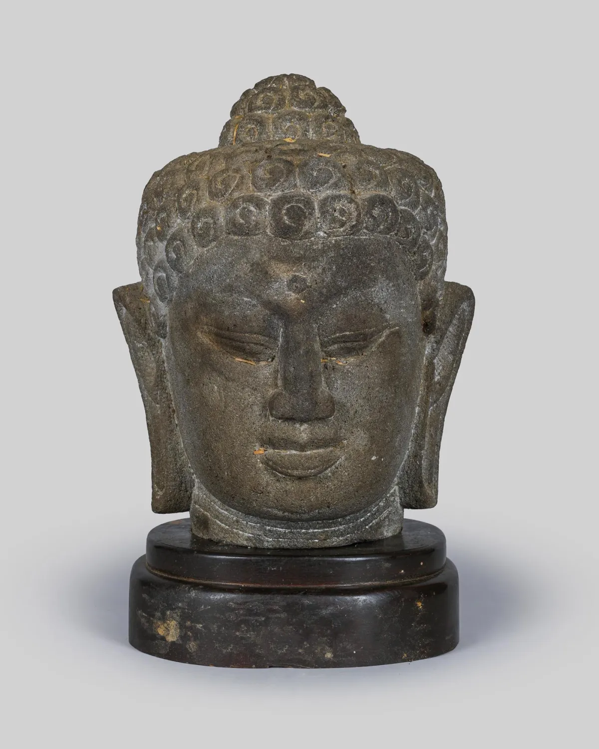 佛头,20世纪,灰色砂岩,带木制底座,高 = 33 厘米,总高 = 40 厘米,附雅加达运输箱 (41987-1)