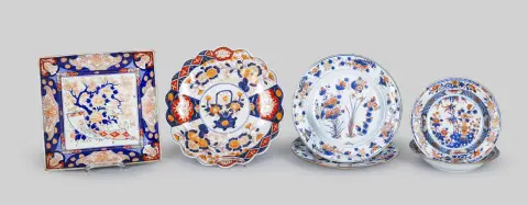 إيماري، اليابان، نحو 1900، وهي: سلطانية مربعة، علامة زرقاء، 28,5 × 28,5 سم؛ سلطانية، القطر 31 سم؛ طبقان، القطر 31 سم، وطبقان عميقان…
