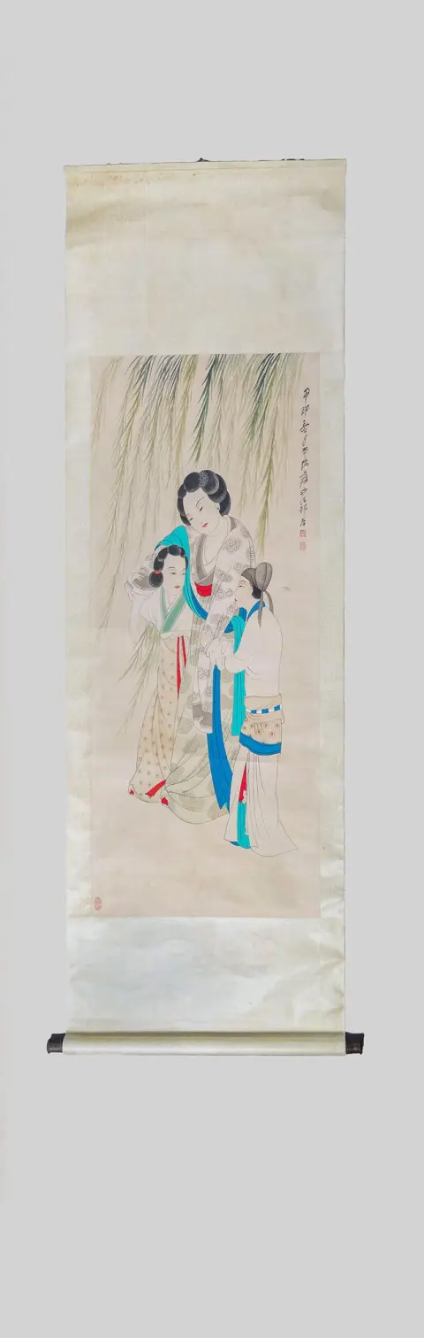 Rollbild, China, 20.Jh., „Unterhaltung im Schatten der Weiden“, Gouache, nach einem Motiv von Zhang Daqian, 129 x 62 cm, bzw. 205 x 84,5…