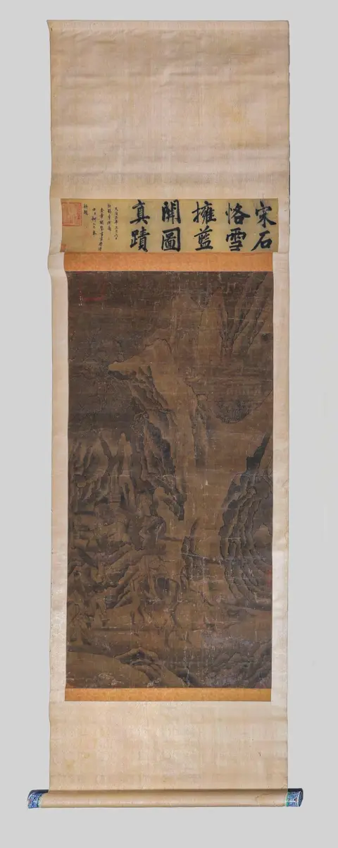 Rollbild, China, 19.Jh., Porzellanknäufe, „Landschaft mit Reitern“, Tuschzeichnung, 133 x 88 cm bzw. 280 x 102 cm, gebräunt, restauriert,…