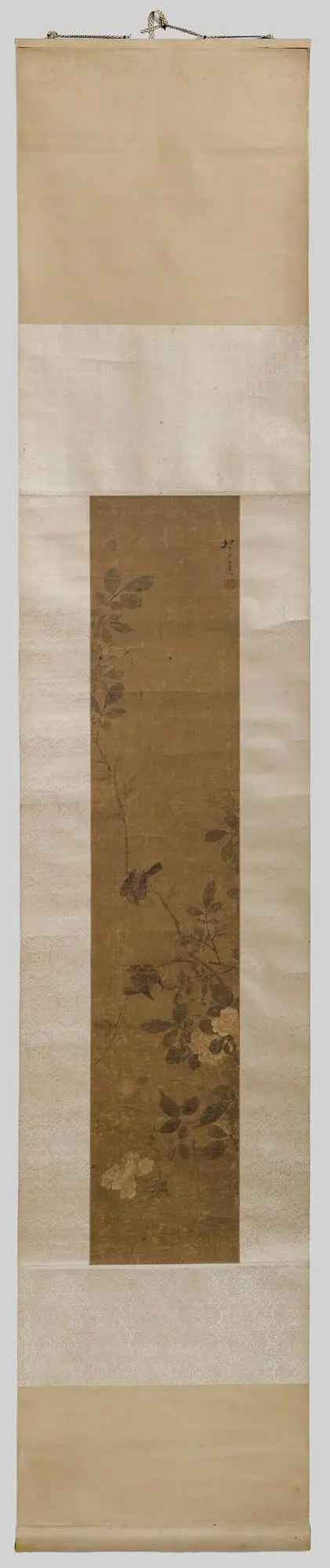 Rullemaleri, Kina, 19. årh., »Blomster og fugle på Liang-højen«, 111 x 22 cm eller 215 x 42 cm, restaureret, brunet, med knæk