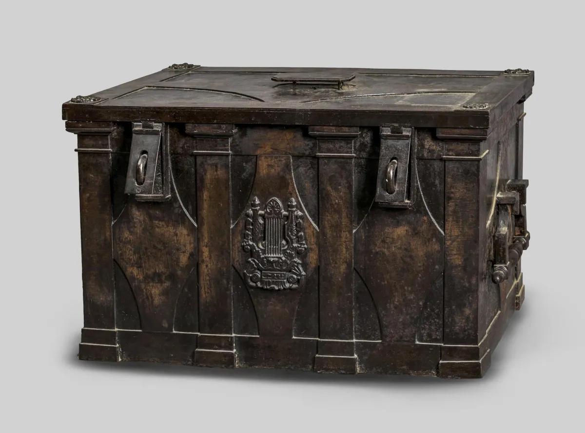 战争箱，18世纪，带纹章浮雕和十二道锁闩，49 x 74 x 47厘米，缺锁板和钥匙