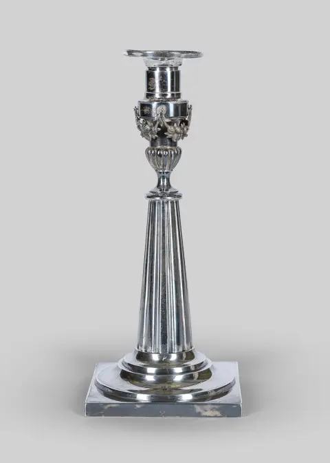 شمعدان طاولة، فضة، أوغسبورغ 1793-1795، فريدريش ياكوب بيلر (1782-1810)، ساق مخددة، أكاليل فواكه مثبتة، ع = 26…
