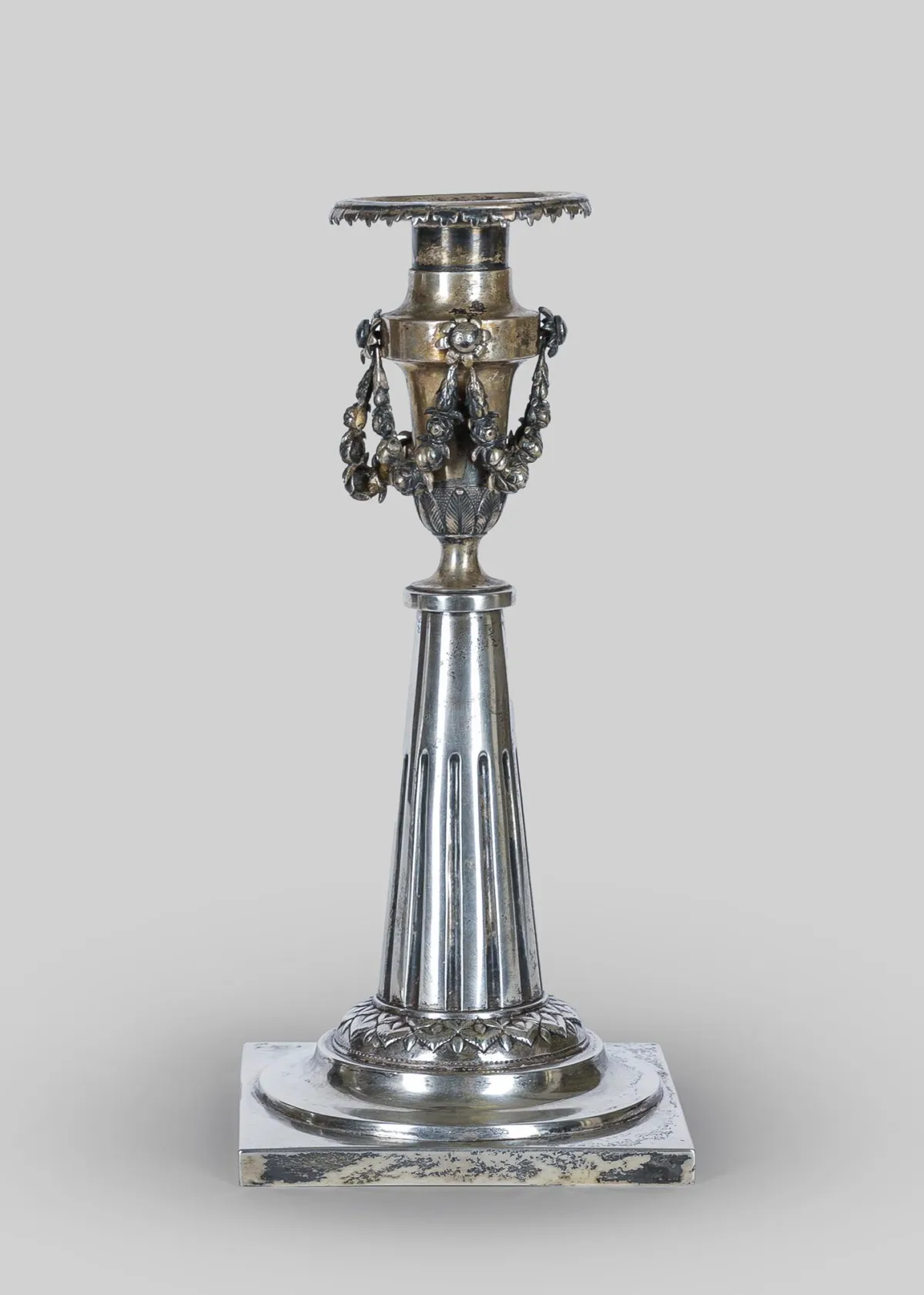 烛台，银质，奥格斯堡 1793-1795，Friedrich Jacob Biller (1782-1810)，凹槽杆身，贴附花卉花环，高 24…