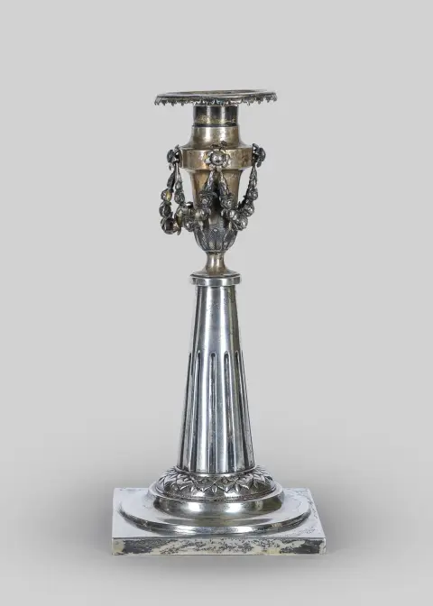 شمعدان طاولة، فضة، أوغسبورغ 1793-1795، Friedrich Jacob Biller (1782-1810)، ساق مخددة، أزهار زخرفية مثبتة، الارتفاع = 24 سم