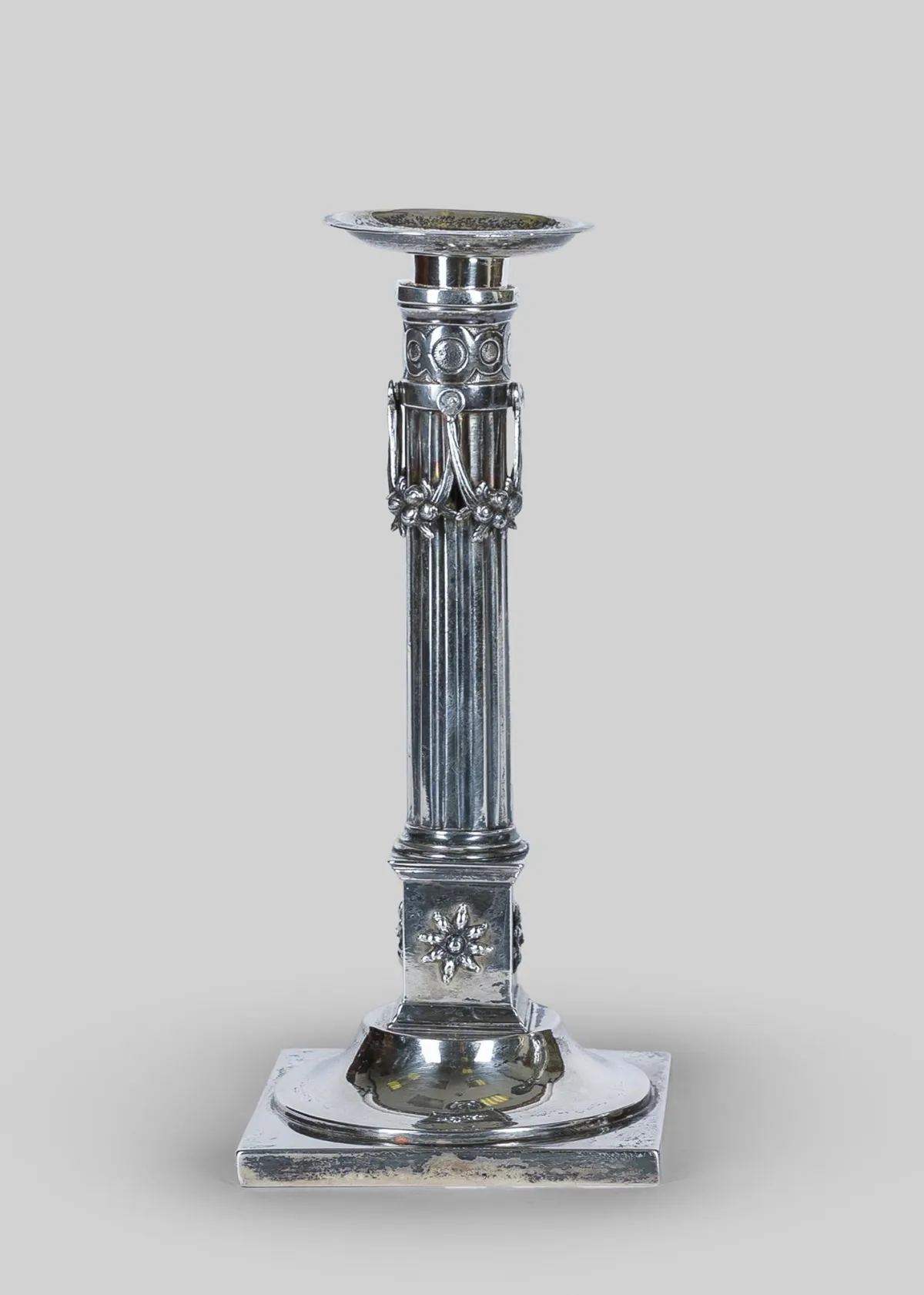烛台，银质，奥格斯堡 1795-1797，Jeremias Balthasar Heckenauer，凹槽杆身，镶嵌花卉花环，高 22,5 厘米，约…