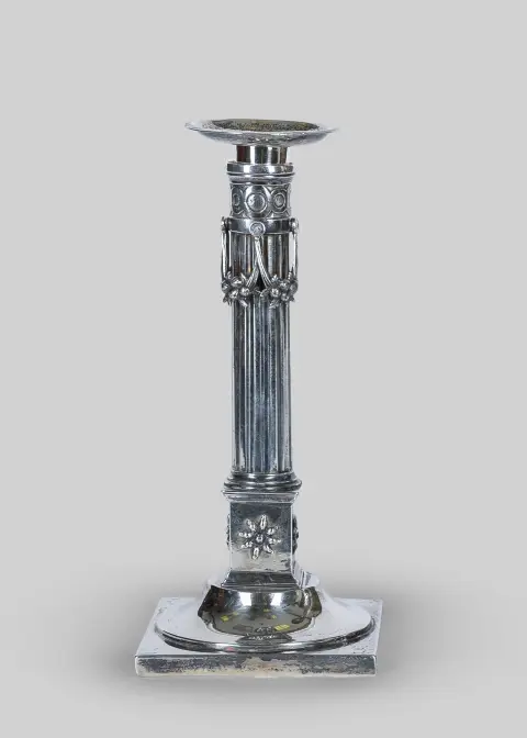 شمعدان طاولة، فضة، أوغسبورغ 1795-1797، Jeremias Balthasar Heckenauer، ساق مخددة، أزهار زخرفية مركبة، الارتفاع = 22.5 سم