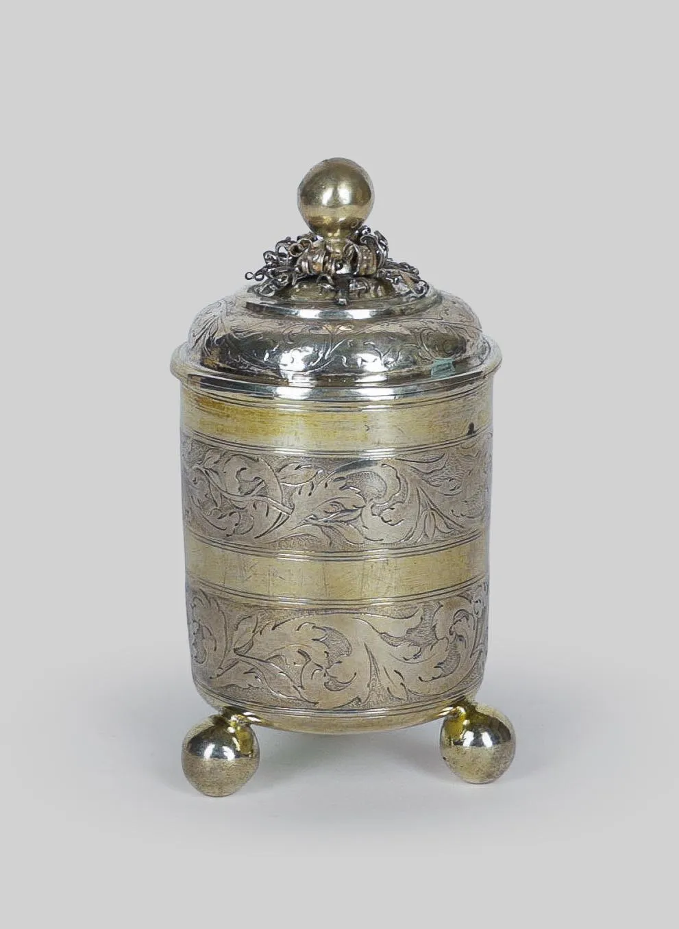 Gobelet à pied sphérique avec couvercle, argent
