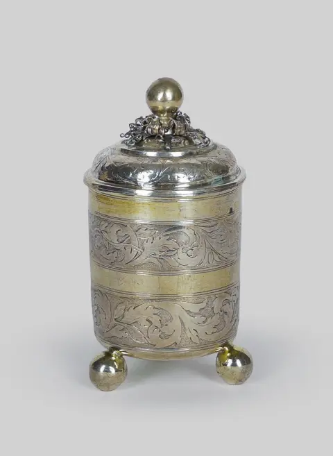 Gobelet à pied sphérique avec couvercle, argent
