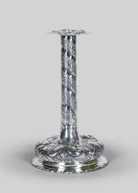 Bougeoir de table, argent, poinçonné : aigle à deux têtes et « D », décor floral en relief, gravure d'armoiries avec couronne de baron, H = 22,5 cm, env. 266 g,…