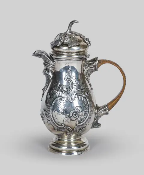 Cafetière à moka, argent, Berlin, fond complété, poinçonnée : Ernst Philipp Gasser, base complétée, poinçonnée : FW dans un ovale, décor floral et de pampres,…