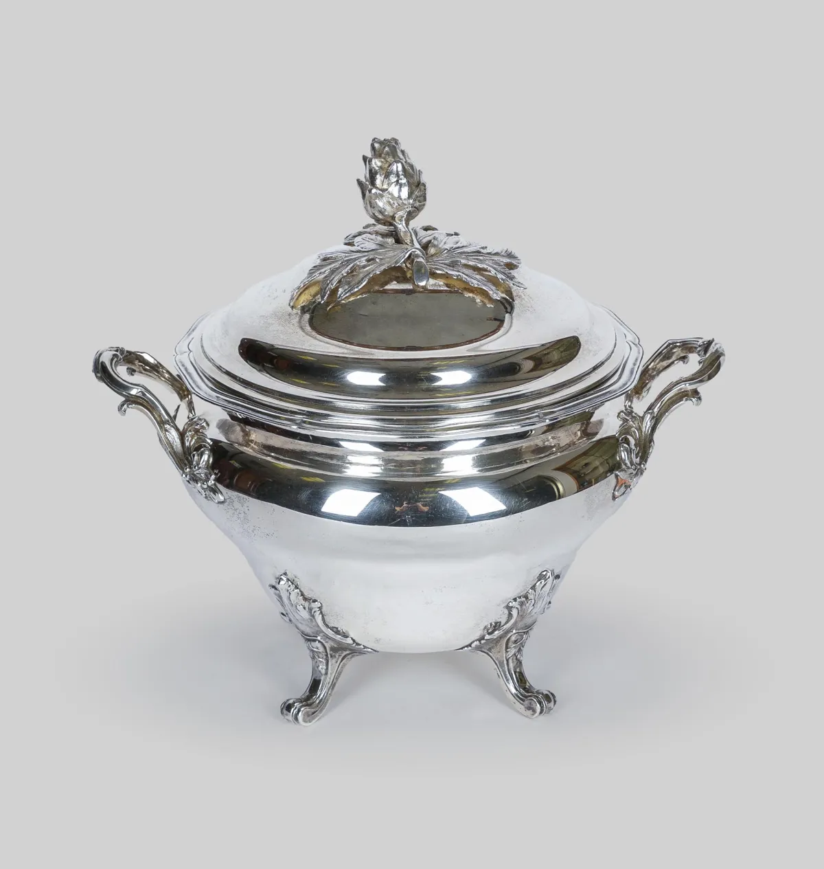 Coupe couverte sur quatre pieds, argent
