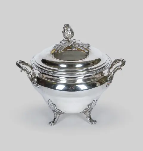 Coupe couverte sur quatre pieds, argent