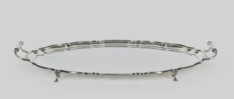 Plateau sur quatre pieds, argent sterling, Birmingham 1928, Barker Brothers Silver Ltd., avec poignées, L 55,5 cm