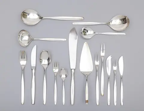 Ménagère, argent 800, WMF, pour douze personnes, comprenant : couteaux, fourchettes, cuillères à soupe, fourchettes à gâteau, cuillères à café (24), ainsi que onze pièces de service