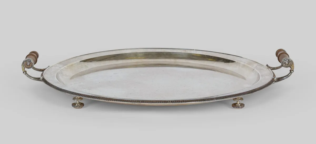 Dienblad op vier ornamentpoten, sterling zilver