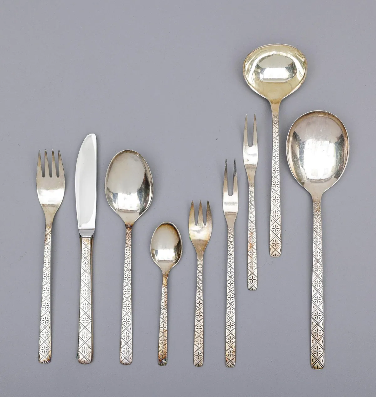 餐具，800银，Hanseatische Silberwarenfabrik，装饰纹样，供十二人使用，包括：刀、叉和勺（11），蛋糕叉（11），咖啡勺，以及四件分餐餐具，净重约1.786克 (42217-9)