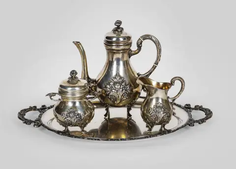 Service à café, argent 800, décor de roses en relief, partiellement doré à l'intérieur, isolants en bakélite, quatre pièces, L = 48 cm, env. 2 178 g