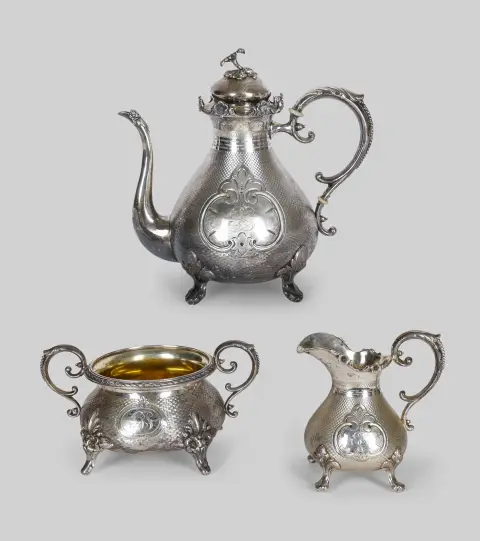 Service à café, argent 84 et 878, poinçon d'importation Riga après 1882, guilloché, trois pièces, partiellement doré à l'intérieur