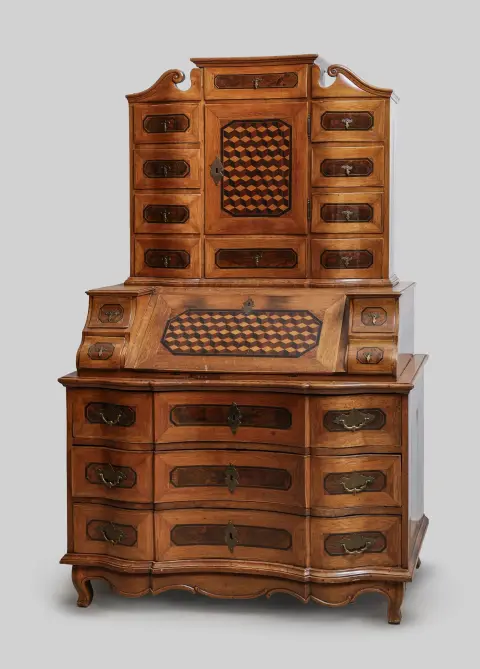 Secrétaire tabernacle, baroque, noyer et chêne, portes marquetées en cubes, 203 x 127 x 68 cm, restauré, fissures