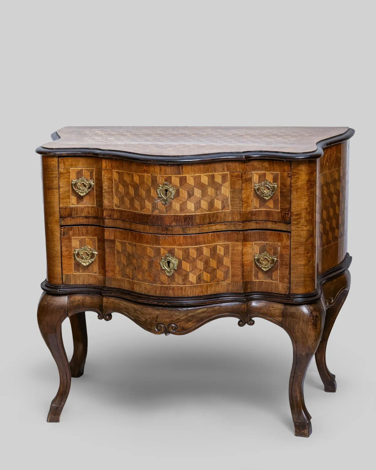两件巴洛克风格五斗柜,胡桃木,方块镶嵌,78,5 x 89,5 x 52 厘米,已修复,底座与五金件补配,一把钥匙(42023-48)