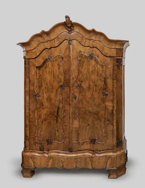 Armoire baroque, noyer sur chêne, ornements montés, 250 x 205 x 83 cm, restaurée, ajouts, fissures, dommages au placage, moulure incomplète