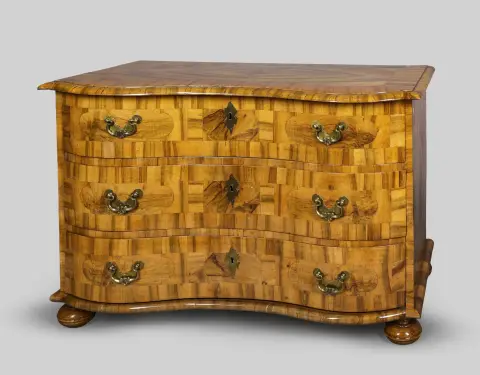 Commode, noyer, avec parties anciennes, 75 x 122 x 67 cm, restaurée, fissures, manques de placage, une poignée restaurée, avec inserts de couverts lâches, une clé