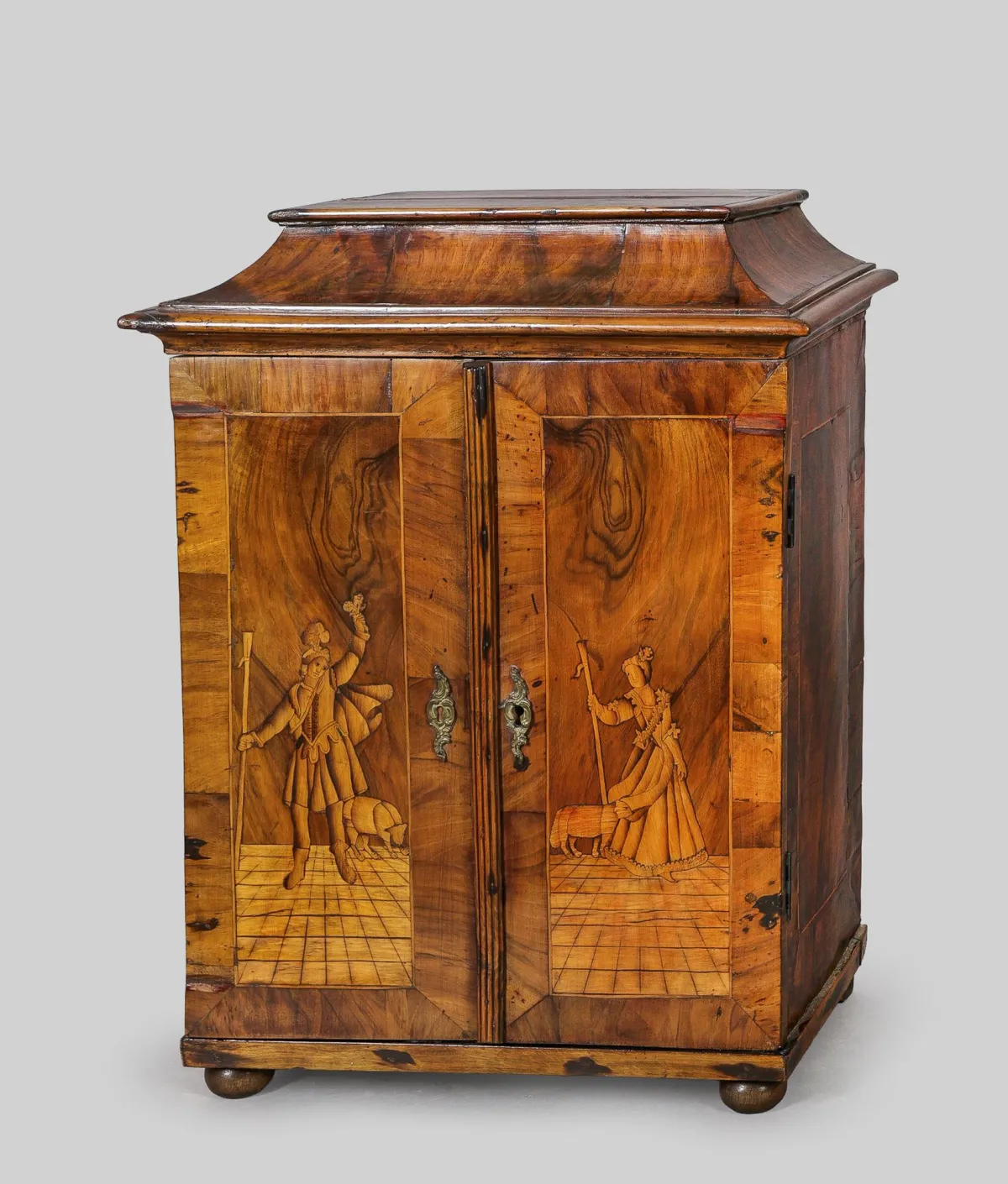 模型柜，巴洛克风格，胡桃木，牧歌场景镶嵌，63 x 49 x 30,5 厘米，已修复，有补充，贴面损坏