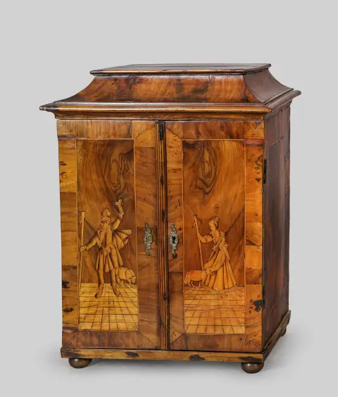 Armoire miniature, baroque, bois de noyer, incrustations représentant une idylle pastorale, 63 x 49 x 30,5 cm, restaurée, ajouts, dommages au placage