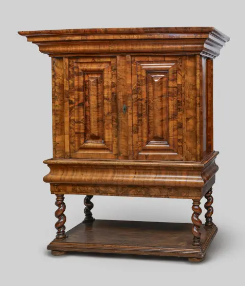 Armoire Frankfurter Stollenschrank en noyer