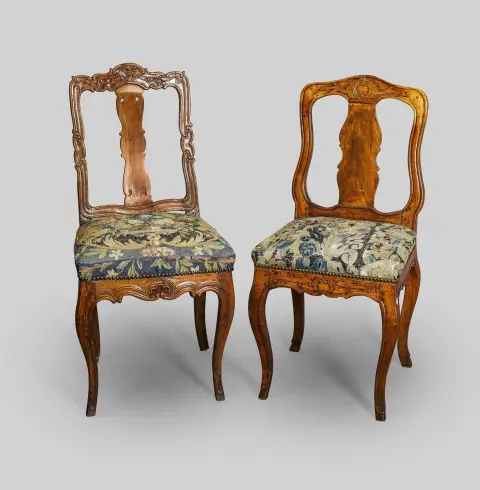 Deux chaises baroques, noyer, sculptures, tapisserie